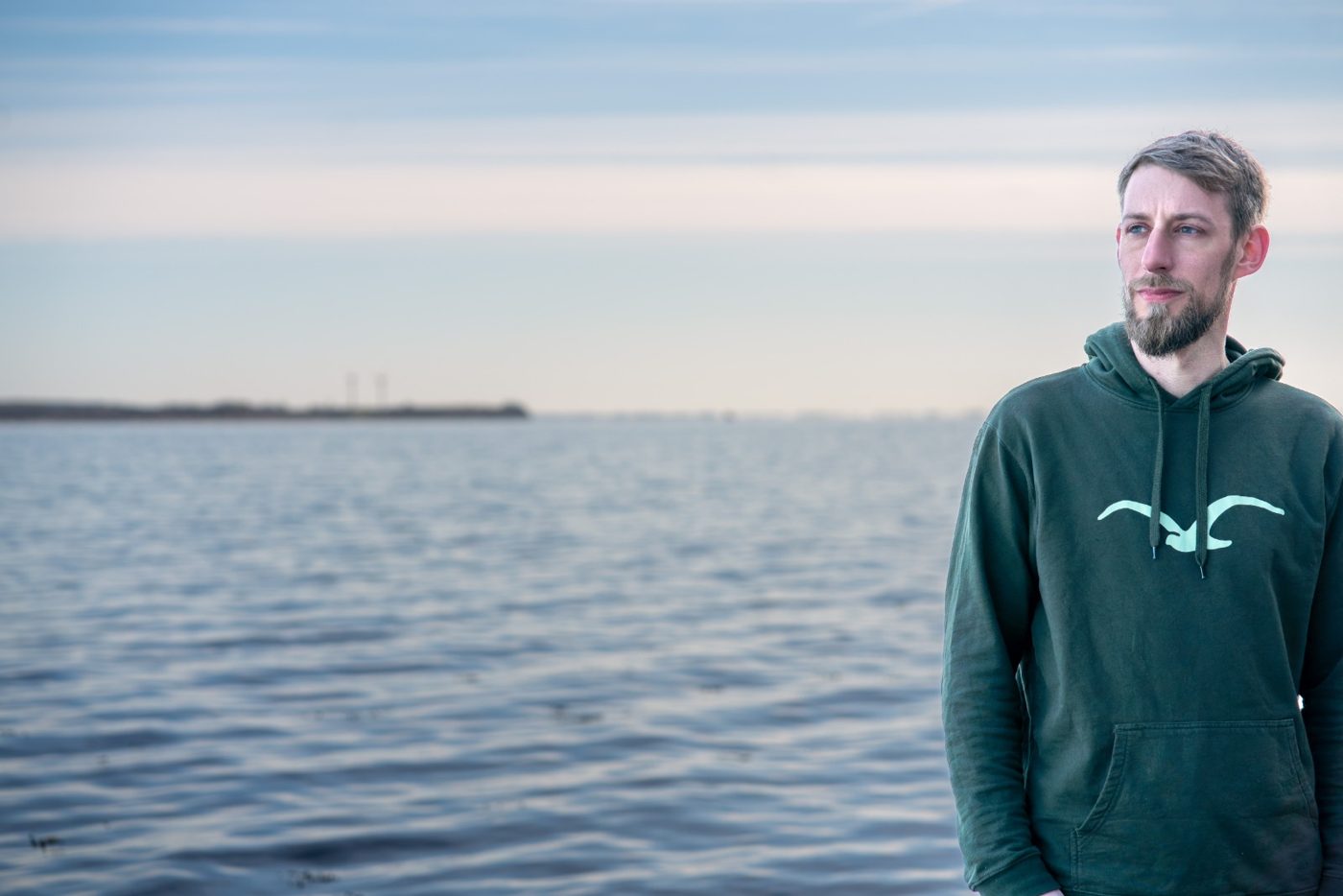 Lennart Hübner am Wasser, der Blick geht aufs Meer